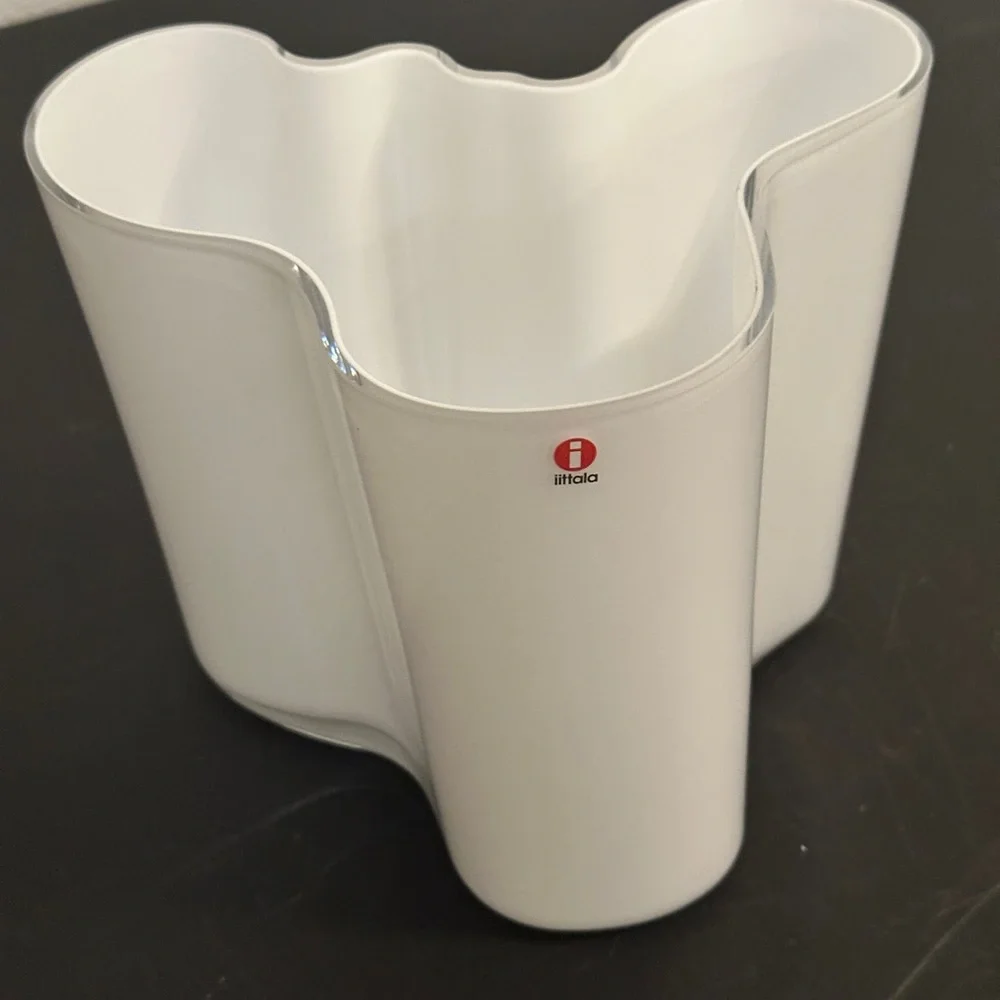 Iittala EUC Alvar Aalto Glass Classic Large White‎ Vase Size H 6 1/4